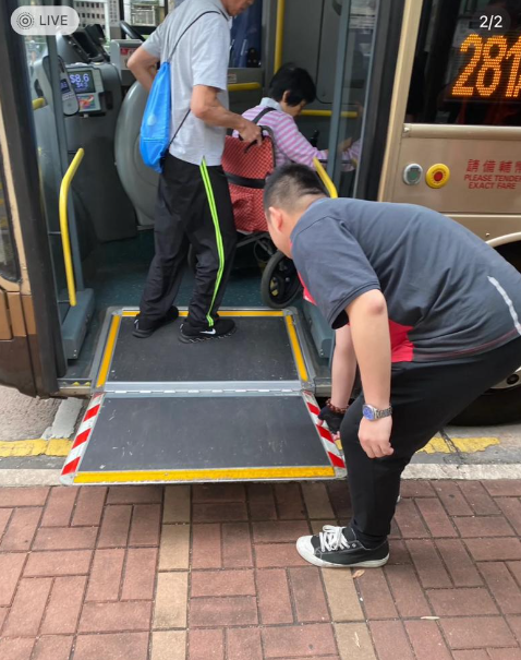 因此大讚車長在遇到他們時,「把巴士停靠後,會親自下來把巴士前門的踏板打開,然後詢問輪椅的爺爺奶奶要在哪裡下車,確認信息完,等爺爺奶奶上去之後把踏板收起來,之後再回到駕駛位」。(圖片來源:小紅書)
