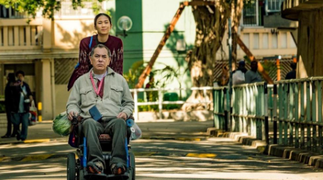 事主之後解釋自己之所以如此大反應,全因「內地沒有見過這種」之外,更揚言這個舉動與她所認知的香港服務完全不同。(圖片來源:電影《淪落人》劇照)