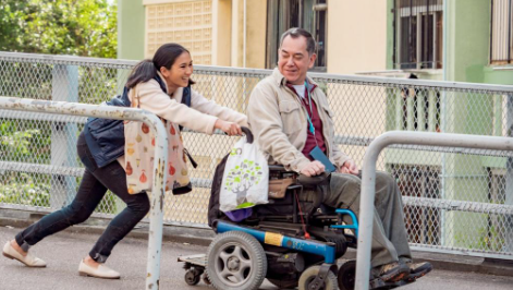 她直指「我看到的香港服務業都是急急忙忙的」,雖然她深明「應該還有很多是很有耐心的,只不過我沒碰過」。(圖片來源:電影《淪落人》劇照)