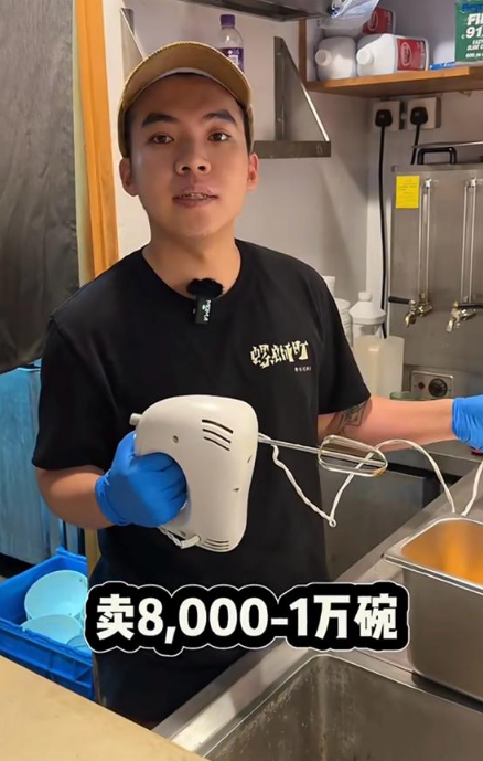 一個月則會賣出約8,000至10,000碗,每月營業額約60萬左右。(圖片來源:小紅書)