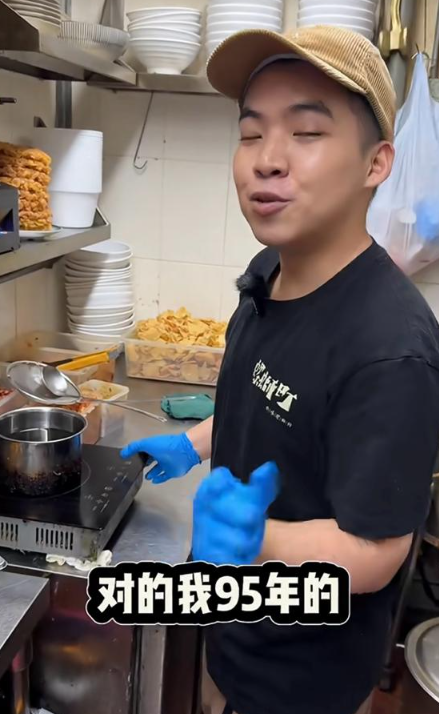 被問道一個大學生賣螺螄粉會否覺得浪費時,他就表示其實做老闆「跟學歷無關」。(圖片來源:小紅書)