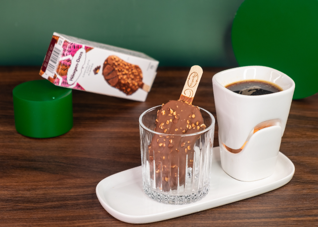 阿法奇朵配朱古力杏仁脆皮雪糕批($55):以 Häagen-DazsTM 朱古力杏仁脆皮雪糕批,取代一 般選用的雲尼拿味意大利雪糕,將其融入意大利濃縮咖啡當中。