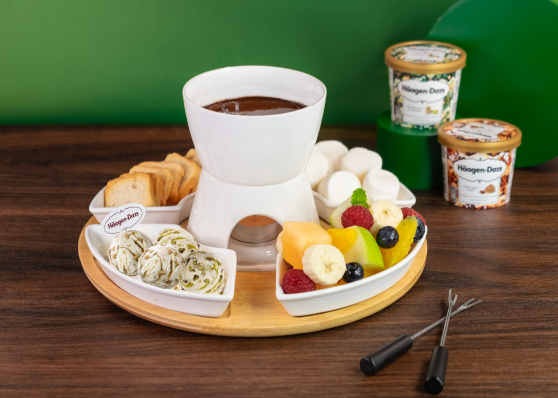 雪糕朱古力火鍋組(二人用,$138):選用Häagen-DazsTM 朱古力漿,配合其醇 厚細膩雪糕球(開心果雪糕及栗子撻雪糕, 各兩小球)、新鮮水果、棉花糖及香脆小吐 司,拼湊成味蕾難以忘懷的滋味。