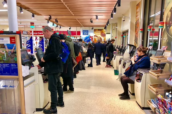 Tesco新服務顧客須自助付款,但毋須逐件貨「嘟」。(互聯網)