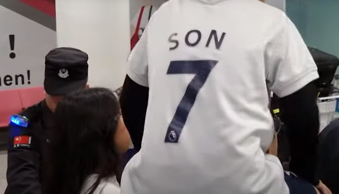 南韓隊早前抵達深圳寶安機場,不少球迷守候希望索取簽名