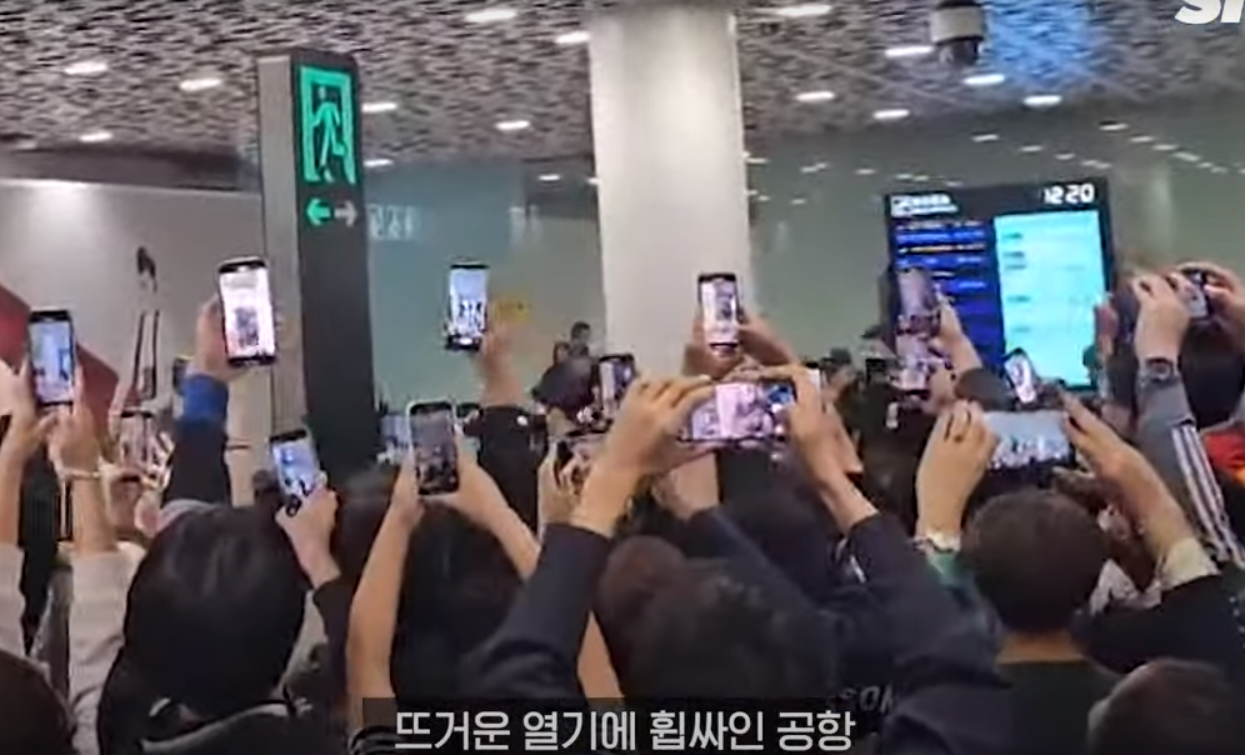 南韓隊早前抵達深圳寶安機場,不少球迷守候希望索取簽名