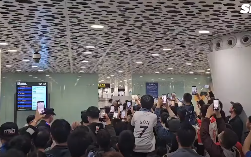 南韓隊早前抵達深圳寶安機場,不少球迷守候希望索取簽名