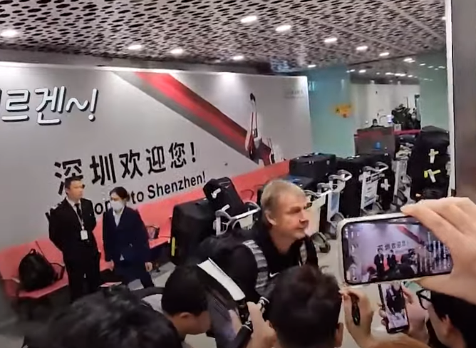 南韓隊早前抵達深圳寶安機場,不少球迷守候希望索取簽名。對於南韓隊在中國獲得歡迎,德國名帥奇連士文喜出望外。