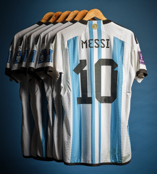 美斯去年世界盃出戰的7場比賽,其中6場在上半場穿著的球衣,將由蘇富比公開拍賣。(蘇富比圖片)