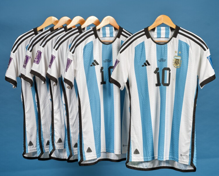 美斯去年世界盃出戰的7場比賽,其中6場在上半場穿著的球衣,將由蘇富比公開拍賣。(蘇富比圖片)