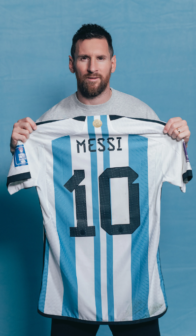 美斯去年世界盃出戰的7場比賽,其中6場在上半場穿著的球衣,將由蘇富比公開拍賣。(蘇富比圖片)