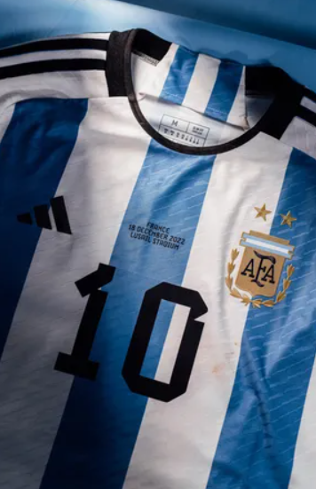 美斯去年世界盃出戰的7場比賽,其中6場在上半場穿著的球衣,將由蘇富比公開拍賣。(蘇富比圖片)