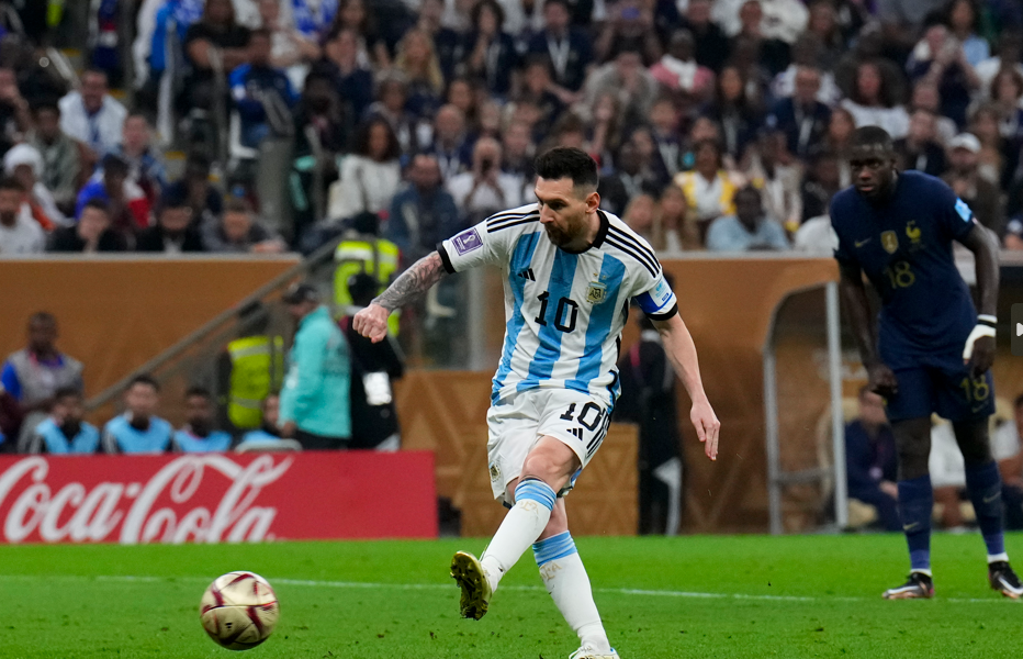 美斯去年世界盃出戰的7場比賽,其中6場在上半場穿著的球衣,將由蘇富比公開拍賣。(資料圖片)