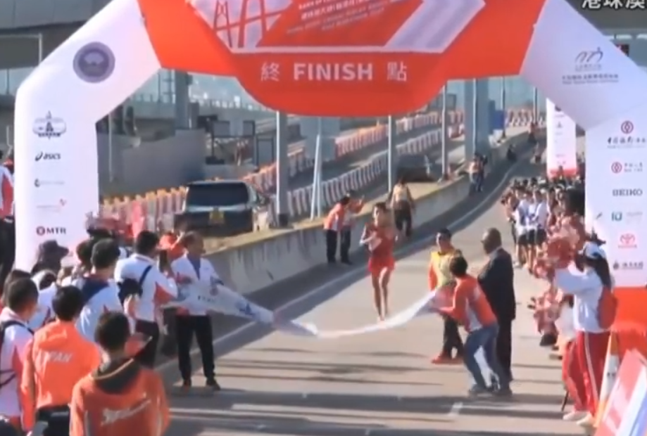 內地跑手謝冬生衝線時,衝線帶突被工作人員收走。(直播畫面)