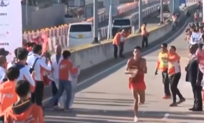 謝冬生未能衝過衝線帶,當時身邊有一名職員斥責該名拉衝線帶的人員。(直播畫面)