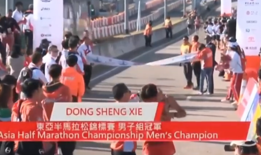 工作人員隨後重新拉起橫幅 (直播畫面)