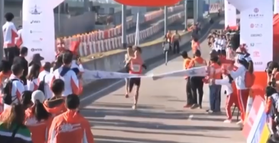 工作人員隨後重新拉起橫幅,第二名日本選手衝線。 (直播畫面)