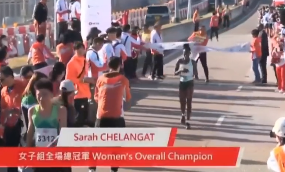 工作人員未來得及接駁好衝線帶,全場半馬拉松女子組冠軍Sarah Chelangat及後跑到(直播畫面)