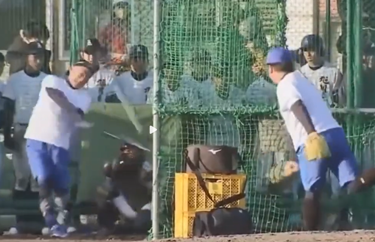 鈴木一朗到北海道旭川東高中示範棒球打擊,打出全壘打