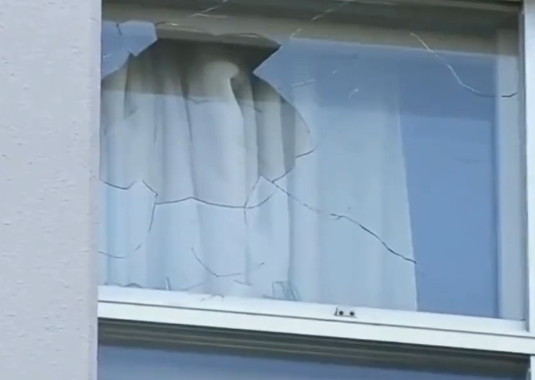 鈴木一朗到北海道旭川東高中示範棒球打擊,打出全壘打卻打爆數學室玻璃