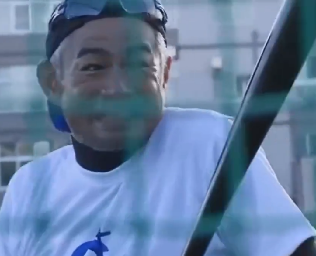 鈴木一朗打爆學校玻璃,露出小孩犯錯後一樣的神情。