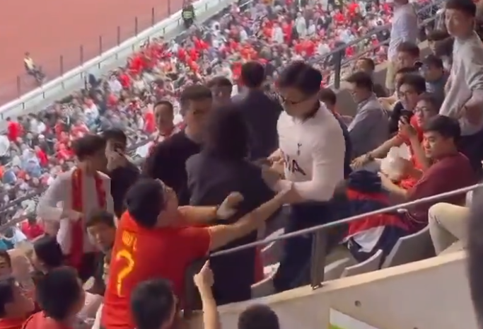 一名球迷穿孫興民在熱刺的7號球衣坐在主隊觀眾席上,挑釁身邊國足球迷,更一度高舉球衣慶祝,結果被噓之餘更有人向他丟水樽。這名球迷及後被其他國足球迷圍毆,最終被保安請離場,有群眾大罵「死漢奸」。