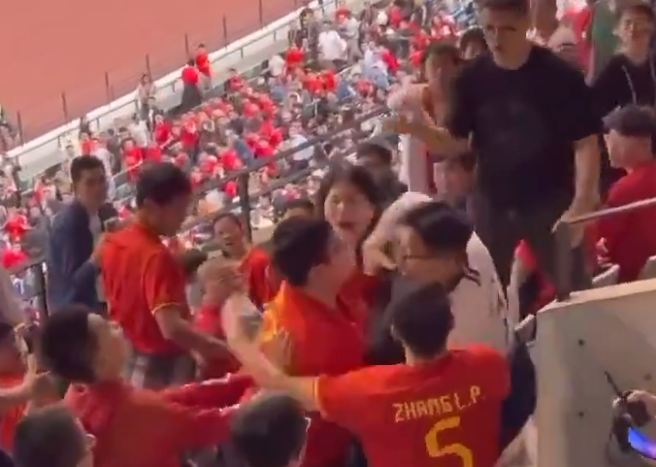 一名球迷穿孫興民在熱刺的7號球衣坐在主隊觀眾席上,挑釁身邊國足球迷,更一度高舉球衣慶祝,結果被噓之餘更有人向他丟水樽。這名球迷及後被其他國足球迷圍毆,最終被保安請離場,有群眾大罵「死漢奸」。