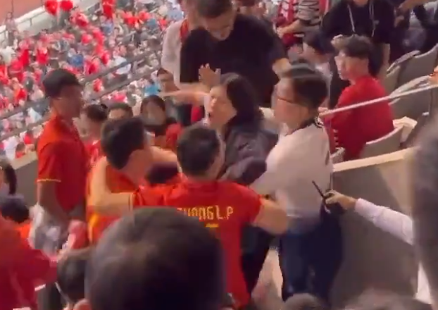 一名球迷穿孫興民在熱刺的7號球衣坐在主隊觀眾席上,挑釁身邊國足球迷,更一度高舉球衣慶祝,結果被噓之餘更有人向他丟水樽。這名球迷及後被其他國足球迷圍毆,最終被保安請離場,有群眾大罵「死漢奸」。