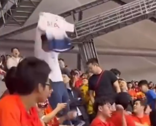 一名球迷穿孫興民在熱刺的7號球衣坐在主隊觀眾席上,挑釁身邊國足球迷,更一度高舉球衣慶祝,結果被噓之餘更有人向他丟水樽。這名球迷及後被其他國足球迷圍毆,最終被保安請離場,有群眾大罵「死漢奸」。