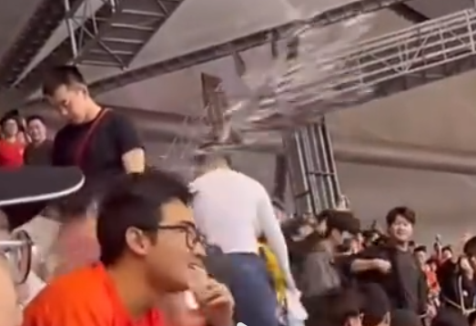 一名球迷穿孫興民在熱刺的7號球衣坐在主隊觀眾席上,挑釁身邊國足球迷,更一度高舉球衣慶祝,結果被噓之餘更有人向他丟水樽。這名球迷及後被其他國足球迷圍毆,最終被保安請離場,有群眾大罵「死漢奸」。