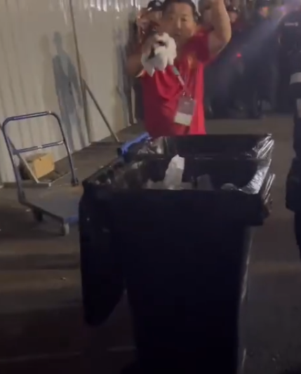 另一名身穿熱刺球衣的男子亦於主隊觀眾席與其他人動手,及後披上外套遮掩球衣被公安帶離球場,期間多人丟水樽及施襲,場面混亂。最後為平息眾怒,工作人員將其熱刺球衣扔到垃圾桶中。