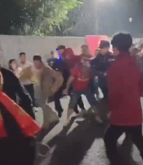 另一名身穿熱刺球衣的男子亦於主隊觀眾席與其他人動手,及後披上外套遮掩球衣被公安帶離球場,期間多人丟水樽及施襲,場面混亂。最後為平息眾怒,工作人員將其熱刺球衣扔到垃圾桶中。