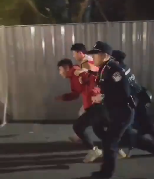 另一名身穿熱刺球衣的男子亦於主隊觀眾席與其他人動手,及後披上外套遮掩球衣被公安帶離球場,期間多人丟水樽及施襲,場面混亂。最後為平息眾怒,工作人員將其熱刺球衣扔到垃圾桶中。