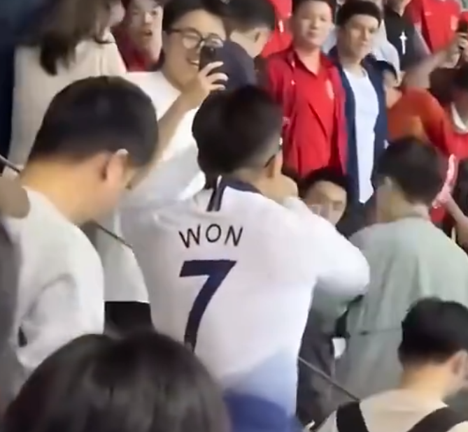 一名球迷穿孫興民在熱刺的7號球衣坐在主隊觀眾席上,挑釁身邊國足球迷,更一度高舉球衣慶祝,結果被噓之餘更有人向他丟水樽。這名球迷及後被其他國足球迷圍毆,最終被保安請離場,有群眾大罵「死漢奸」。