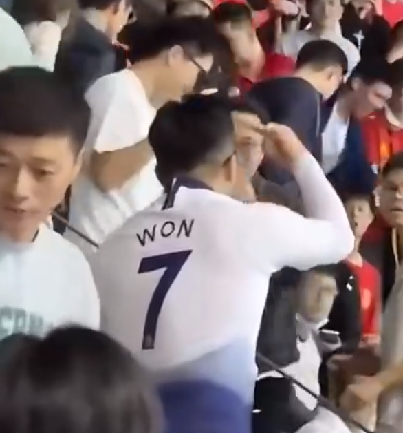 一名球迷穿孫興民在熱刺的7號球衣坐在主隊觀眾席上,挑釁身邊國足球迷,更一度高舉球衣慶祝,結果被噓之餘更有人向他丟水樽。這名球迷及後被其他國足球迷圍毆,最終被保安請離場,有群眾大罵「死漢奸」。