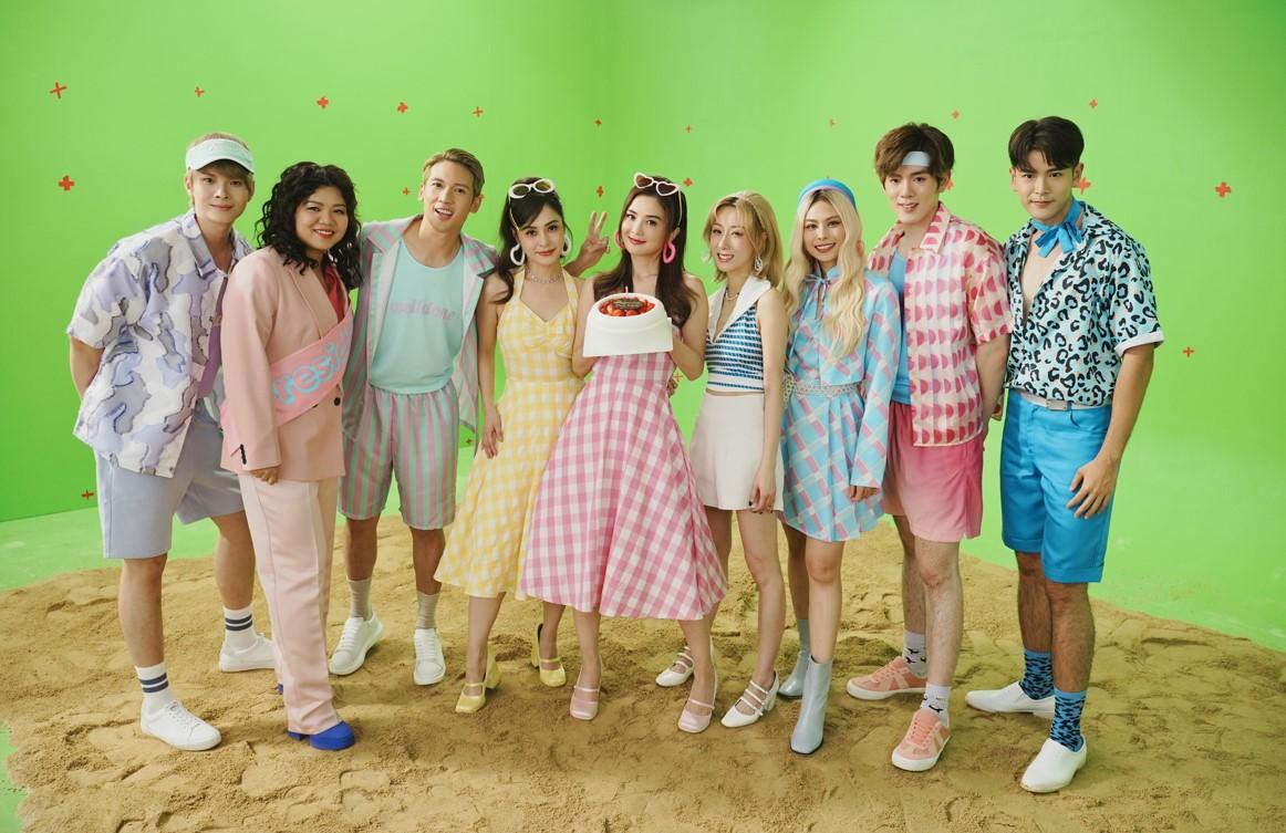 阿Sa與阿嬌今日與一班英皇歌手包括關智斌,鄧小巧、Gin Lee、泳兒等一起開工。