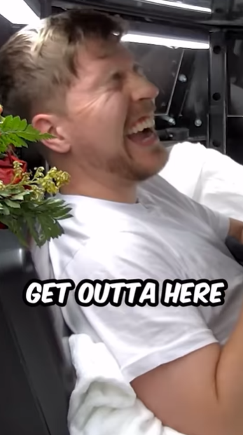 YouTuber「MrBeast」瞓棺材「活埋自己7日」中途很想盡快離開。(MrBeast截圖)