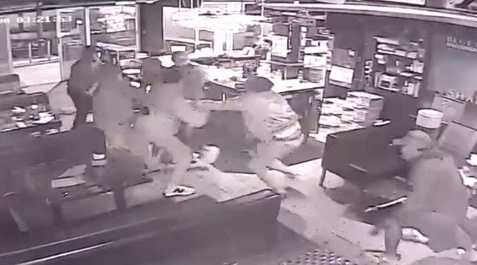 事主頑強抵抗走入吧枱將雜物掃向刀手。遇襲男子的友人亦擸凳推開及投擲刀手。6名刀手及後狼狽逃離現場