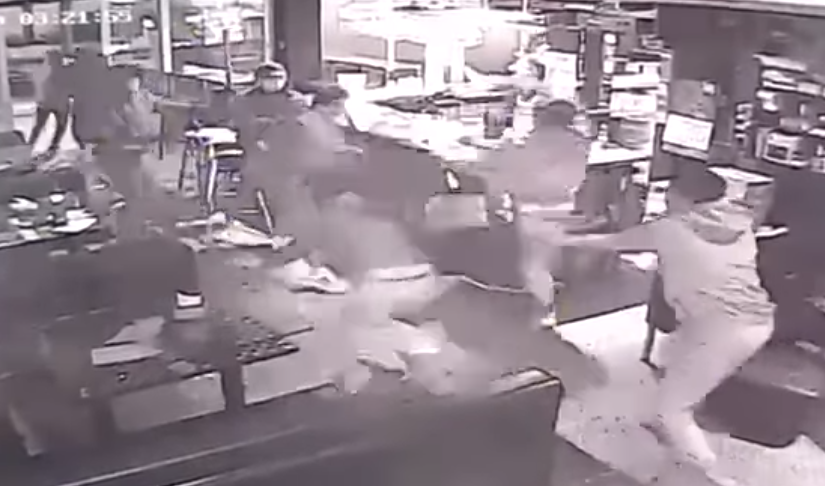 事主頑強抵抗走入吧枱將雜物掃向刀手。遇襲男子的友人亦擸凳推開及投擲刀手。6名刀手及後狼狽逃離現場