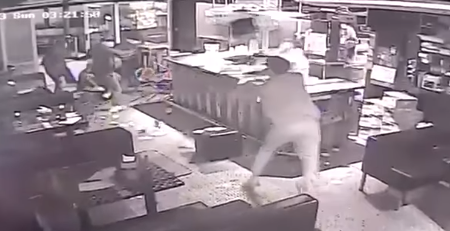 事主頑強抵抗走入吧枱將雜物掃向刀手。遇襲男子的友人亦擸凳推開及投擲刀手。6名刀手及後狼狽逃離現場