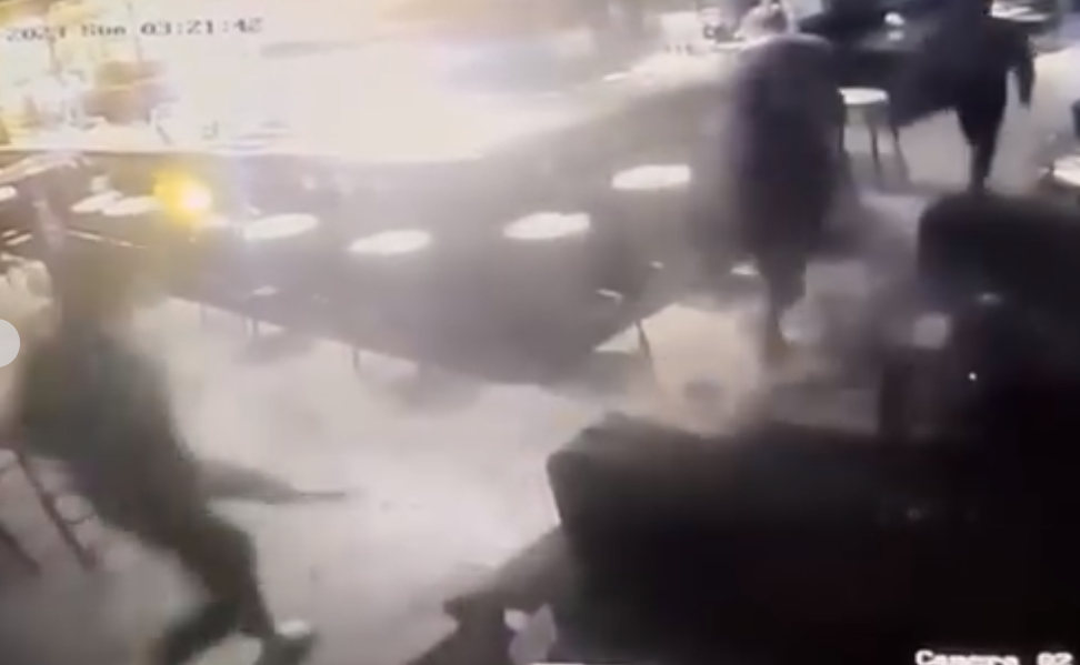 有三人坐在酒吧座位聊天,及後有6名男子持刀衝入店內,向坐在卡位內側的男子施襲。