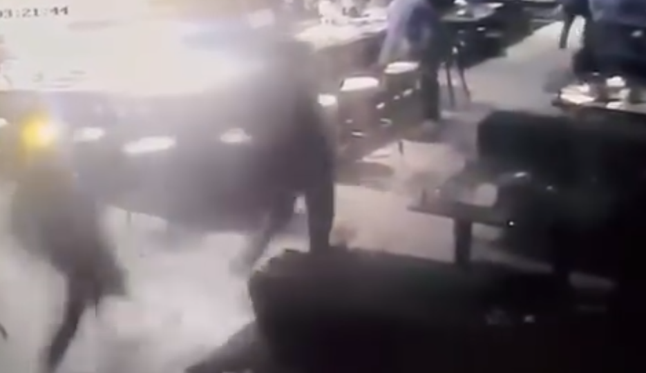 有三人坐在酒吧座位聊天,及後有6名男子持刀衝入店內,向坐在卡位內側的男子施襲。