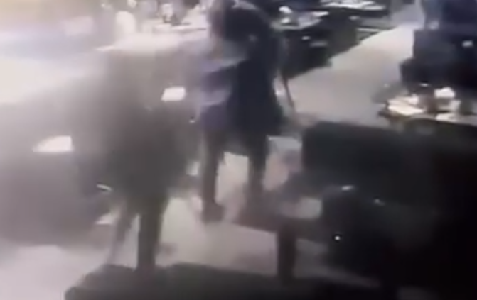 有三人坐在酒吧座位聊天,及後有6名男子持刀衝入店內,向坐在卡位內側的男子施襲。