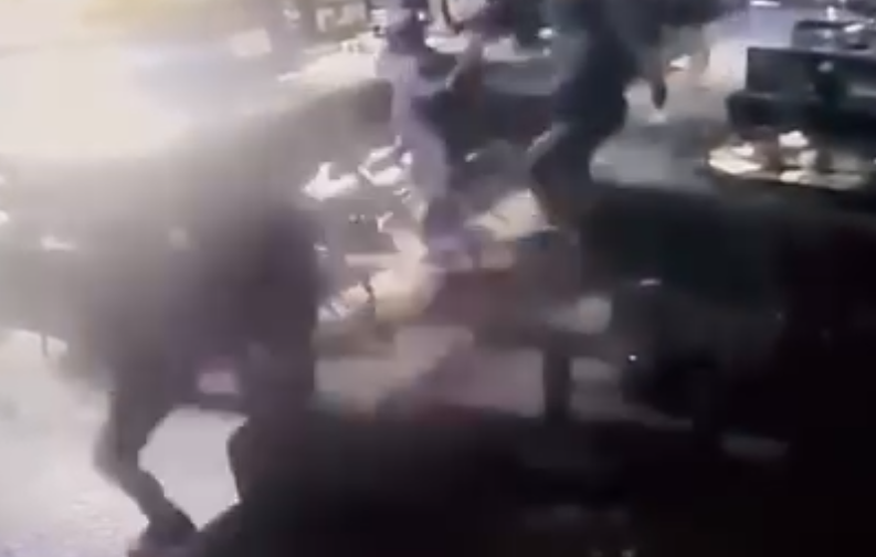 有三人坐在酒吧座位聊天,及後有6名男子持刀衝入店內,向坐在卡位內側的男子施襲。