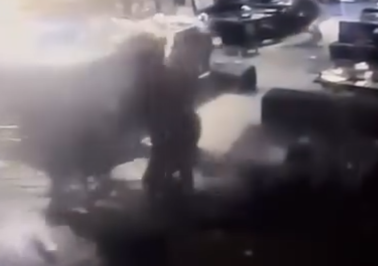 有三人坐在酒吧座位聊天,及後有6名男子持刀衝入店內,向坐在卡位內側的男子施襲。