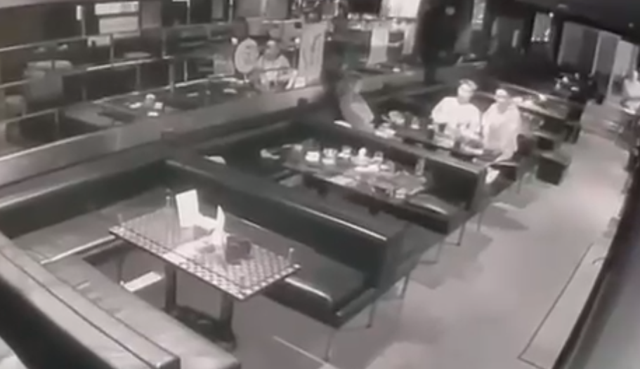 三人坐在酒吧消遣期間,突然有6名刀手闖入向其中一男施襲