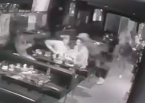 三人坐在酒吧消遣期間,突然有6名刀手闖入向其中一男施襲