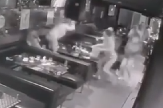 遇襲男子反應迅速即時「彈起」閃避,並跨過鄰桌朝門口方向逃走,但落地時跌倒,多名刀手一擁而上施襲。