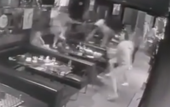 遇襲男子反應迅速即時「彈起」閃避,並跨過鄰桌朝門口方向逃走,但落地時跌倒,多名刀手一擁而上施襲。