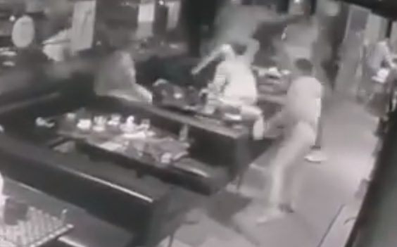 遇襲男子反應迅速即時「彈起」閃避,並跨過鄰桌朝門口方向逃走,但落地時跌倒,多名刀手一擁而上施襲。